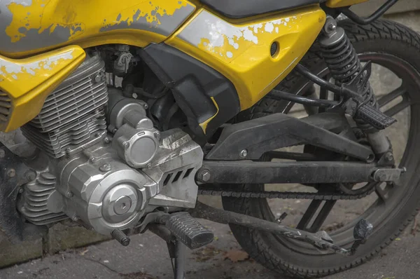Detalhe Amarelo Motocicleta Fechar Motor Prata Roda Traseira — Fotografia de Stock