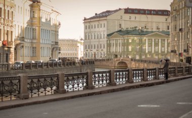 Akşam güvercini gezinti güvercini boyunca