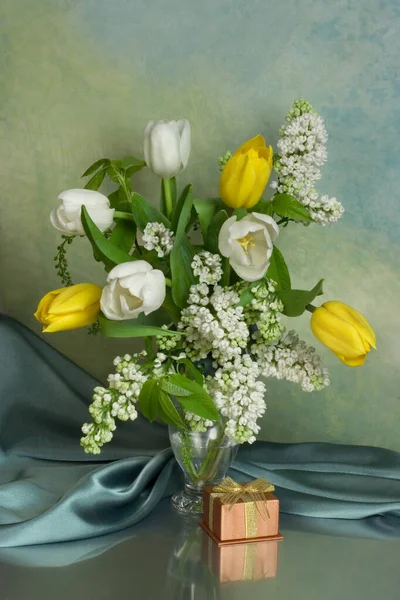 Ein Strauß Weißer Flieder Tulpen Der Vase — Stockfoto