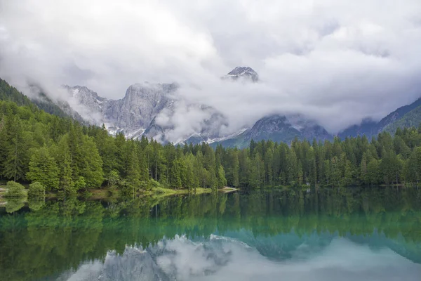 Dağ Gölü Lago di Fusina Alplerde. İtalya. Avrupa. Yaz manzarası.