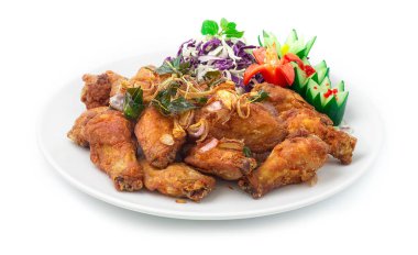 Çıtır Tayland sebzeli kızarmış tavuk (Kaffer, kırmızı soğan, limon çimi) Tayland yemeği Asya usulü oyulmuş salatalık, acı biber ve sebze stili yan manzara ile süslenmiştir.