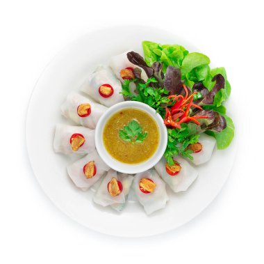 Sebzeli pirinçli erişte, vejetaryen, baharatlı deniz mahsulü, Asya sosu Vietnam ve Tayland yemeği stili, oyulmuş kırmızı biber ve sebze sosuyla süslenmiş.