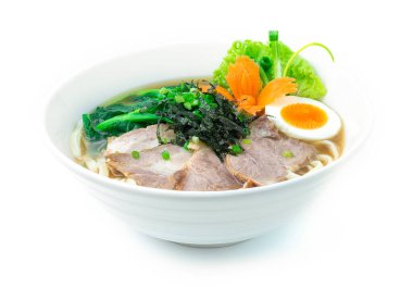 Udon Noodles Çorbası Japon yemeği ev yapımı Chashu Kurobota Pork, Egg, Seaweed dekore edilmiş sebzeler ve oyulmuş havuç, taze soğan tarzı yan manzara