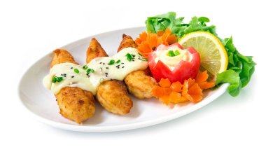 Peynirli kızarmış tavuk mozzarella soslu, soğan ve susamlı fıskiye karışımı aperatifler için, parti zamanı, oyulmuş sebze havuçları, oyulmuş domates mayonezli, ve limon kenarı manzaralı.