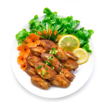 Tuzlanmış soğanlı kızarmış tavuk aperatifler için Tayland füzyon yemek stili, parti zamanı, öğle yemeği süsleri oyulmuş sebze havuçları, ve limon manzaralı.