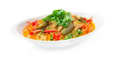 Hindistan cevizi sütüyle kırmızı körili domuz eti (Kang phed muu) Tayland köri spisy stili üzerine kişniş süslemesi oyulmuş kırmızı biber yan görünümü beyaz arka planda izole