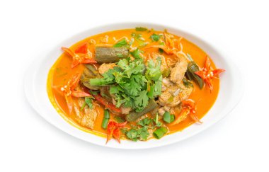 Hindistan cevizi sütüyle kırmızı körili domuz eti (Kang phed muu) Tayland köri spisy stili üzerine kişniş süslemesi oyulmuş kırmızı biber üst görünümü beyaz arka planda izole