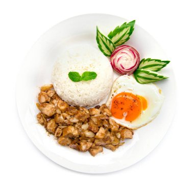 Kızarmış tavuğu sarımsaklı, pirinçli ve kızarmış yumurta oyulmuş turp ve salatalık yapraklı Tayland yemekleri en popüler 10 üst manzara.