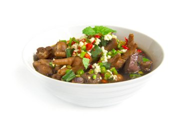 Tavuk ayağı baharatlı çorba Tayland yemeği baharatlı yan manzara beyaz arka planda izole