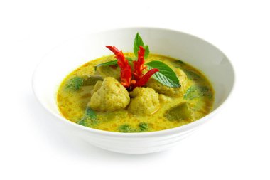 Biber soslu balık köfteli yeşil köri Hindistan cevizi sütlü Hindistan cevizi sütlü Tayland yemeği Tayland 'ın en popüler yan görüntüsü.