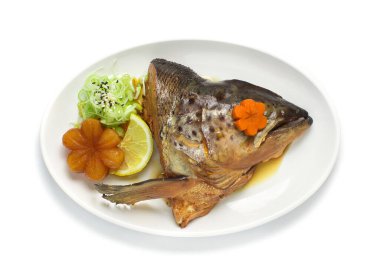 Soya soslu somon kabutonisi Japon yemeği füzyon stili oyulmuş sebzeler ve havuç manzaralı.