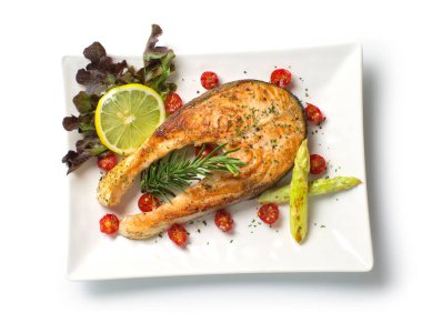 Siyah biberli somon bifteği ve sağlıklı diyet. Küçük vişneli domates ve ızgara beyaz kuşkonmaz manzaralı.