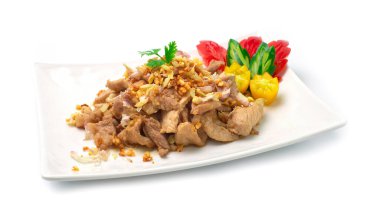 Tayland yemeği sarımsak ve Tayland biberi ile kızartılmış domuz eti oyulmuş domates ve salatalık stili ile süslenir.