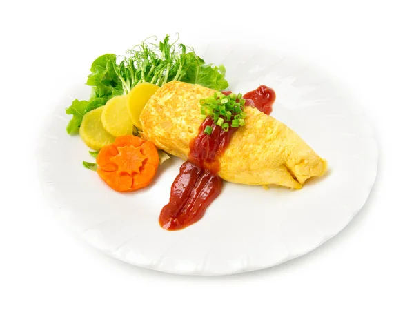 Omurice Gebratenem Reis Mit Tomatensauce Auf Zwiebelfrühling Dekorieren Eingelegtem Rettich — Stockfoto