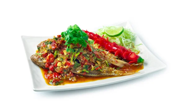 Ikan Goreng Dengan Saus Cabai Manis Gaya Makanan Pedas Thailand — Stok Foto