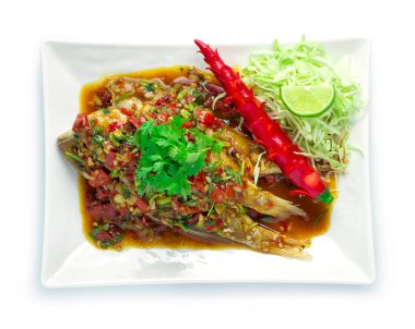 Acı biber soslu kızarmış balık Tayland baharatlı yemek stili biber sosuyla süslenmiş.