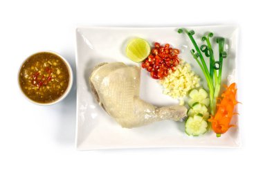 Çin ve Tayland karışımı Çin ve Tayland 'ın en iyi yemekleri. Soya soslu buğulama, kırmızı biber ve sarımsaklı süslemeli salatalık. Beyaz arka planda izole edilmiş. 