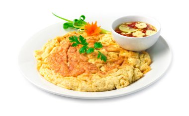 Omlet sahanda yumurta Tayland yemeği içinde oyulmuş sebzeler, havuçlar, baharatlı soğan ve baharatlı sosla süslenir.