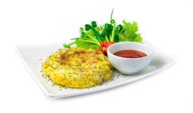 Omlet, omlet, krep, Tayland yemeği. İçinde oyulmuş sebzeler, acı biberler ve biber soslu taze soğan var.