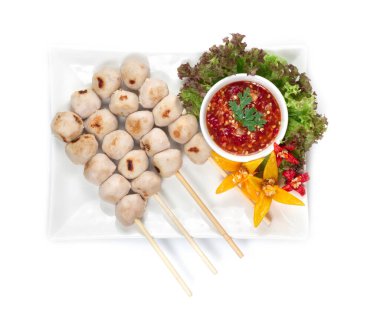 Domuz köftesi, bambu çubuklarıyla ızgara, deniz ürünleri baharatlı sos, biber sosu, Tayland yemeği aperatifi, baharatlı Tayland usulü üst manzara.