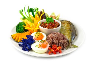 Tayland yemeği, balık turşusu, biber ezmesi, domates sosu, esmer pilav ve ızgara uskumru Tayland usulü Tayland yemeği. 