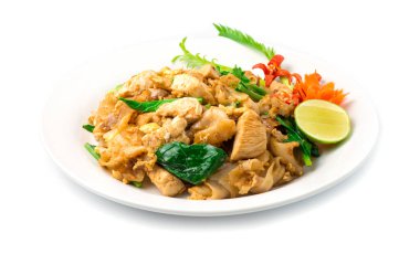 Soya soslu tavuk ve Çin lahanası (Pad See Ew) ile kızartılmış şehriye ile karıştırılmış acı biberli Çin yemeği.