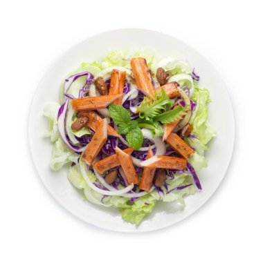 Yengeç Çubuğu veya Japon usulü susam soslu Japon salatası. Sebze ve soğan karışımı. Taze soğan yaprağıyla süslenmiş.