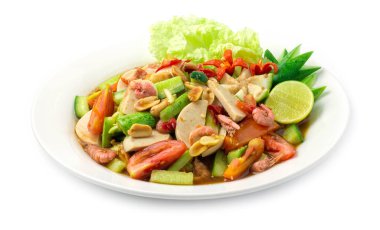 Salatalıklı baharatlı salata, Vietnam soslu domuz turşusu Tayland usulü baharatlı aperatif Tayland yemekleri oyulmuş sebzelerle süslenir diyet için güzel yemekler