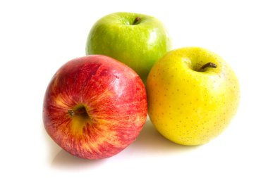 Elma üç renk kırmızı, sarı ve yeşil taze meyve iyi sağlıklı yan görünüm beyaz arka planda izole