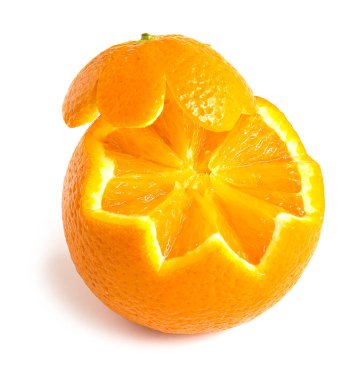 Meyve molası için oyulmuş turuncu sunkist taze meyve beyaz arka planda izole edilmiş sağlıklı yüksek vitaminli C vitamini.