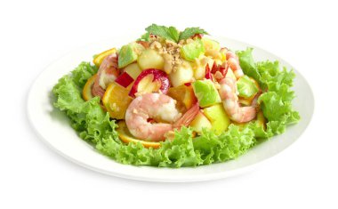 Karidesli Baharatlı Meyve Salatası Elmalı Mango Portakal oyulmuş meyve menüsü Tayland 'ın beyaz arka planında izole edilmiş diyet ve füzyon yemekleri için popüler sağlıklı yiyecekler.