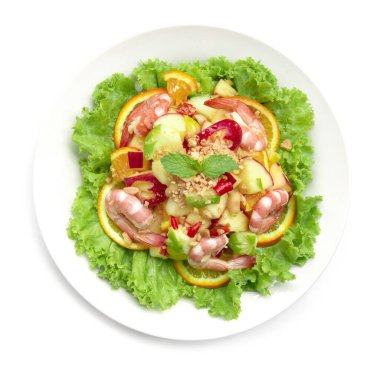 Karides Elmalı Mango Portakallı Baharatlı Meyve Salatası Tayland 'da beyaz arka planda izole edilmiş diyet ve füzyon yemekleri için popüler meyve menüsü.