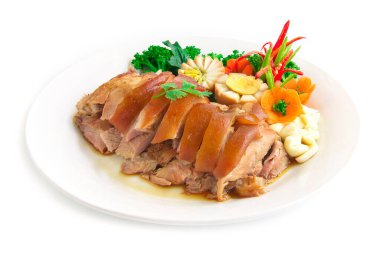 Pirinçsiz domuz budu, kahverengi tatlı soslu yumurta haşlanmış lahana ve salatalık oymalı Çin ve Tayland yemekleri Tayland 'ın en iyi yemekleri beyaz sırtında izole edilmiş.