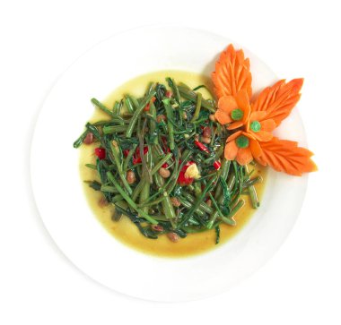 Kızarmış Çin sabah zaferini soya fasulyesiyle karıştırın havuçları süsleyin Tayland yemeği ve Çin yemeği karışımı üst görünüm beyaz arka planda izole