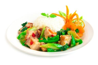 Tayland yemekleri Kızarmış Çıtır Domuz Baharatlı ve Çin Lahanalı yeşil biberli yeşil biberli ve havuçlu beyaz arka planda izole edilmiş beyaz tabak.