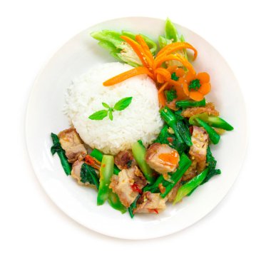 Tayland yemekleri Kızarmış Çıtır Domuz Baharatlı ve Çin lahanası Yeşil biberli yeşil biberli ve havuçlu beyaz arka planda izole edilmiş beyaz tabak