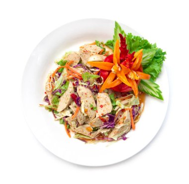 Mayalanmış domuz sosisi ve biber ezmeli baharatlı salata. Tayland yemekleri ve biberli üst görünüm beyaz arka planda izole edilmiş.