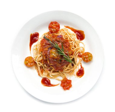 Spagetti bolonez ve domates sosu taze domates oyulmuş biberiye beyaz arka planda izole edilmiş geleneksel İtalyan mutfağı tarzında.