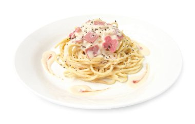 Carbonara soslu spagetti, soğan ve mantar sosu. Beyaz arka planda izole edilmiş geleneksel İtalyan mutfağı tarzı.