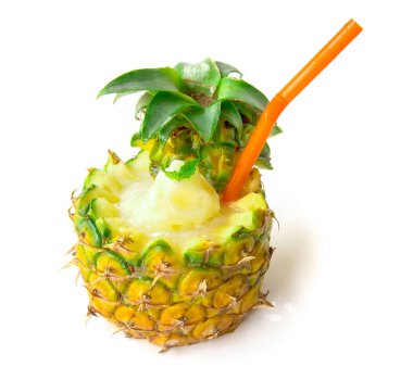 Ananaslı Smoothie, Tayland usulü taze harmanlanmış beyaz arka planda izole edilmiş, ferahlatıcı ve sağlıklı bir içecek manzarası sunar.