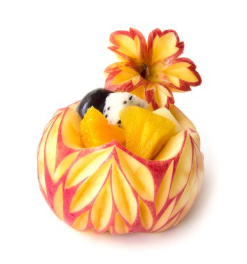 Kırmızı Elma oyulmuş çiçek şekli içinde taze elma küpü ve meyve servisini yaz mevsiminde beyaz arka planda izole edilmiş meyve zamanı için karıştır  