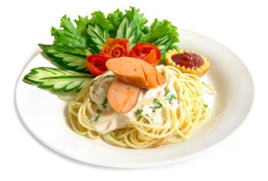 Carbonara soslu spagetti soslu soğan ve mantar üzerine de domuz sosisi dilimi geleneksel İtalyan mutfağı füzyon yemek tarzı beyaz arka planda izole edilmiş manzara.