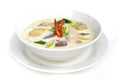 Beyaz arka planda izole edilmiş hindistan cevizi sütlü tavuk (Tom kha gai) Thaifood köri tarzı beyaz kase manzaralı