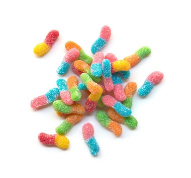 beyaz arkaplanda izole edilmiş şeker kristalleri içeren jöle şekerler