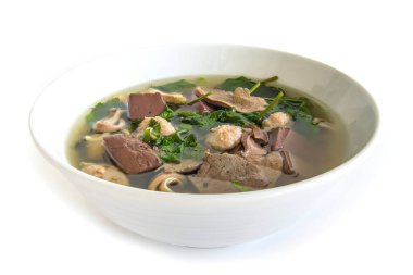 Domuz kanı çorbası (Tom Lued Moo) Tayland usulü kan jölesi Offal Çorbası yan görünümü beyaz arka planda izole edilmiş