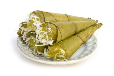 Hindistan cevizli kavun ve muz yaprağı (kha nom tang thai) beyaz arka planda izole edilmiş.