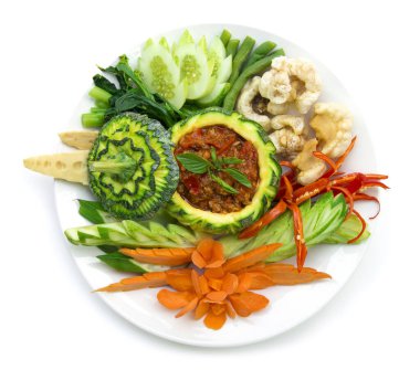 Thaifood Kuzey tarzı domuz eti ve domates ezmesi acılı ve gevrek domuz eti ve vajinal Tayland mutfağı, Tayland usulü sağlıklı yiyecekler veya beyaz arka planda izole edilmiş diyet yemekleri.