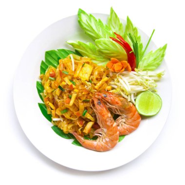 Tayland usulü kızarmış pirinç şehriyesini gömlekle karıştırmak (Pad Thai goong sod) ve oyulmuş salatalık yaprağı. Tayland usulü lezzetli yiyecekler beyaz arka planda izole edilmiş.