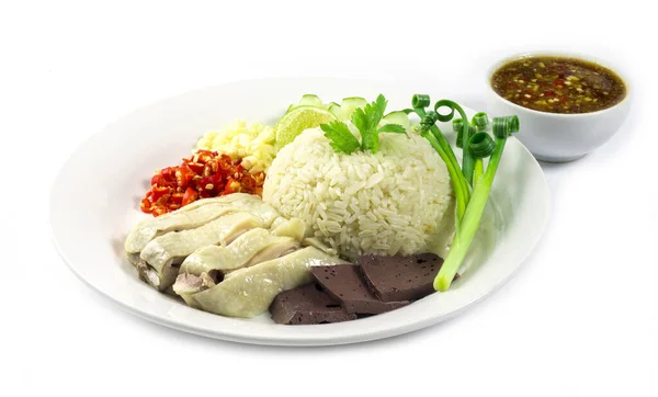 닭고기 쌀밥에 소스를 장식을 오이에는 식품인 태국의 요리가 새겨져 — 스톡 사진