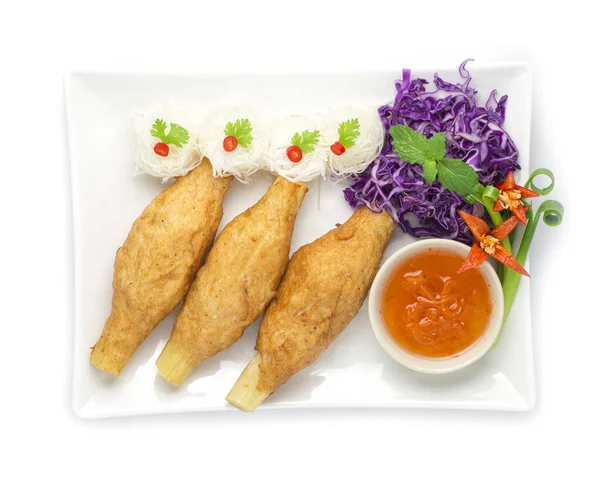 Vietnam Karidesi Şekerkamışı Çubuğu ve ince pirinç eriştesi Vietnam yemeği tarzı sağlıklı yemekler sebzelerle süslenmiş.